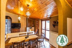 TV a/nebo společenská místnost v ubytování POSTO DI MONTAGNA - elegante appartamento di 3 camere nella quiete della natura, arredato in vero stile casa di montagna, FREE WiFi - Netflix, Disney, Dazn, Prime Video, Infinity