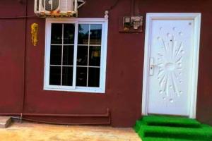 Imagine din galeria proprietății 1 Bed House Private Compound with Off Road Parking în Accra