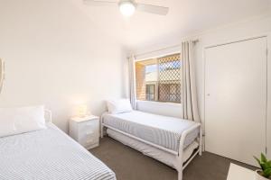 Postel nebo postele na pokoji v ubytování Bay Parklands 6, 2 Gowrie Ave - pool, Wi-Fi family holiday
