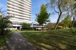 a building with a park in front of it at TimmenKoje App 290 in Timmendorfer Strand
