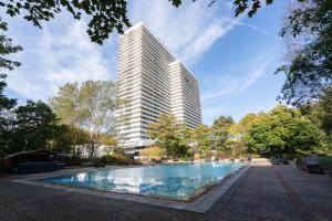 a tall building with a swimming pool in front of a building at TimmenKoje App 290 in Timmendorfer Strand