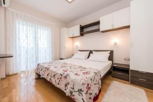 Un dormitorio con una cama y una ventana grande. en Apartments Tomo, en Novalja 40 fotos más
