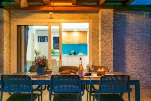 a dining room with a table and chairs at Villa Almond in Nin
