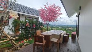 einen Balkon mit einer Badewanne auf einer Terrasse in der Unterkunft Sirine​ Onsen​ รีสอร์ทออนเซนวิวทะเลหมอก in Khao Kho