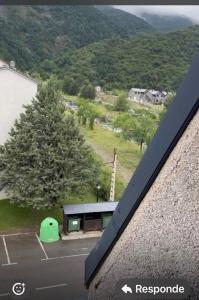 ビリャヌアにあるApartamento Selva Blancaの駐車場付きの建物の屋根からの眺め