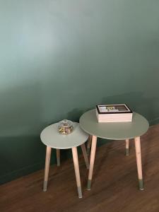 zwei Tische neben einer Wand mit einem Buch in der Unterkunft Marianne 5 in Bergerac