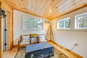 Ένα ή περισσότερα κρεβάτια σε δωμάτιο στο Deck and Fire Pit Mtn-View Cabin in Rabun Gap