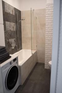 Kúpeľňa v ubytovaní Apartament z antresolą Nowa Papiernia