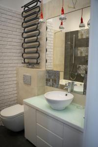 Kúpeľňa v ubytovaní Apartament z antresolą Nowa Papiernia