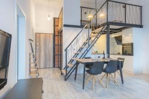 Kuchyňa alebo kuchynka v ubytovaní Apartament z antresolą Nowa Papiernia