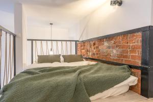 Posteľ alebo postele v izbe v ubytovaní Apartament z antresolą Nowa Papiernia
