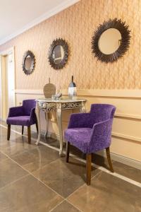 A seating area at Classes Hotel Airport