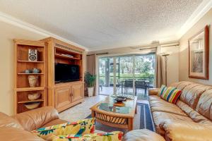 Televisyen dan/atau pusat hiburan di Apartment with Patio and Pool Access in Pompano Beach!