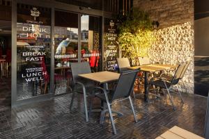 A restaurant or other place to eat at Classes Hotel Airport
