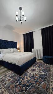 una camera con un grande letto e un lampadario a braccio di Serenity Inn a Niagara Falls
