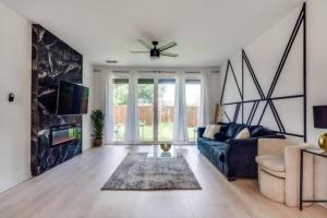Χώρος καθιστικού στο Mins from Downtown Cool Indoor Games Work Space
