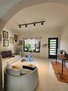 ein Wohnzimmer mit Sofa und Tisch in der Unterkunft Casa Estilo Mediterráneo Jujuy in San Salvador de Jujuy