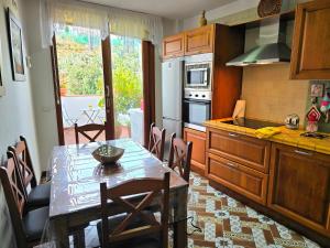 Una cocina con una mesa y un comedor. en Cozy Canarian House La Casa de mis Abuelitos by HRTenerife Net, en Los Silos