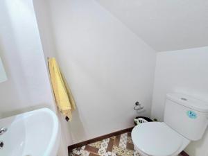 Un baño con un inodoro blanco y un lavabo. en Cozy Canarian House La Casa de mis Abuelitos by HRTenerife Net, en Los Silos 32 fotos más