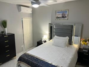 Postel nebo postele na pokoji v ubytování Gated 3 Bedroom in Tower Isle