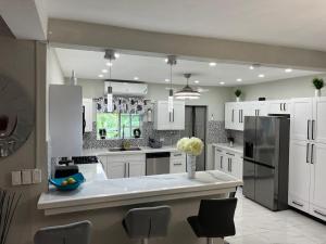 Kuchyň nebo kuchyňský kout v ubytování Gated 3 Bedroom in Tower Isle