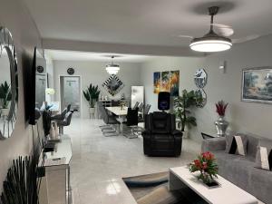 Posezení v ubytování Gated 3 Bedroom in Tower Isle