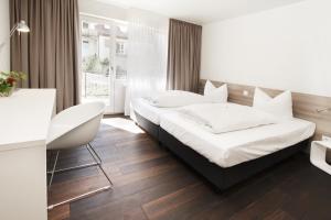 Letto o letti in una camera di Hotel Schwarzwälder Hof