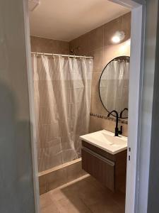 Ένα μπάνιο στο Moderno Apart Centrico para 4 Personas con Patio