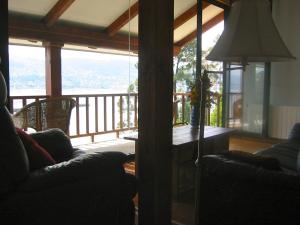 sala de estar con vistas a un balcón en Casa El Fontán, en Moaña