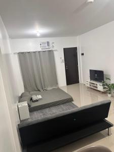 Televisyen dan/atau pusat hiburan di Yna C Guesthouse
