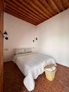 Llit o llits en una habitació de Riad Mtamer, Tetouan