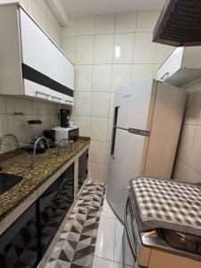 A cozinha ou cozinha compacta de Apto confortável e completo em Copacabana- 2 quartos com split e wifi