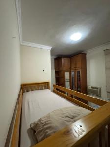 Cama ou camas em um quarto em Apto confortável e completo em Copacabana- 2 quartos com split e wifi
