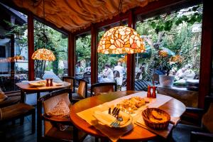 un comedor con dos mesas y personas sentadas en un restaurante en Wohnen am Park, en Diez