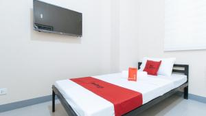 TV a/nebo společenská místnost v ubytování RedDoorz Plus @ Torre De Manuel Residences 1