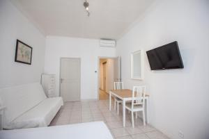 TV a/nebo společenská místnost v ubytování Appartements Foch