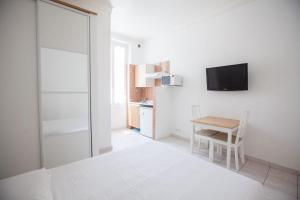 TV a/nebo společenská místnost v ubytování Appartements Foch