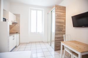 TV a/nebo společenská místnost v ubytování Appartements Foch