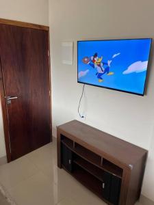 Μια τηλεόραση ή/και κέντρο ψυχαγωγίας στο Apartamento no Centro