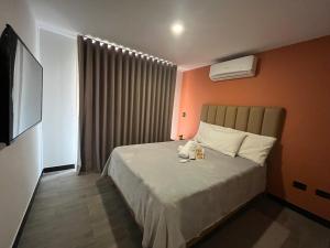 een slaapkamer met een groot bed met witte kussens bij Spacio 202 in Cali