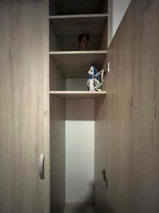 een klein plankje in een badkamer met toilet bij Spacio 202 in Cali