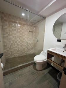 een badkamer met een douche, een toilet en een wastafel bij Spacio 202 in Cali