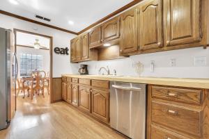 une cuisine avec des placards en bois et une salle à manger dans l'établissement Oaklawn Retreat - 4 Bedroom - Sleeps 10 - Fireplace, à Vernon 34 autres photos