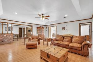 un salon avec un canapé et une table dans l'établissement Oaklawn Retreat - 4 Bedroom - Sleeps 10 - Fireplace, à Vernon