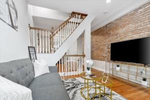 Charm City Homestay in Washington Village的电视和/或娱乐中心