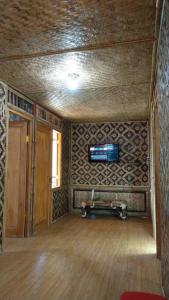 Μια τηλεόραση ή/και κέντρο ψυχαγωγίας στο Villa Tinamboo brings happiness at Ciwidey