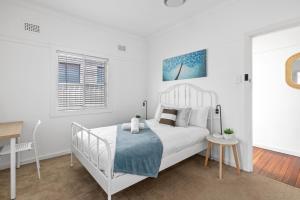 Ένα ή περισσότερα κρεβάτια σε δωμάτιο στο Bright Queen Room - Central Location at Ryde - Shared Bathroom