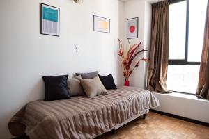 a bedroom with a bed in a room with a window at El diez 1 dorm con COCHERA in Córdoba