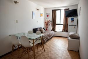 a living room with a table and a couch at El diez 1 dorm con COCHERA in Córdoba