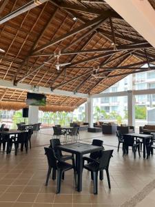 Un comedor con mesas y sillas en un edificio. en Escapate al sol en La Morada Peñazul apartamento BBQ, en Ricaurte